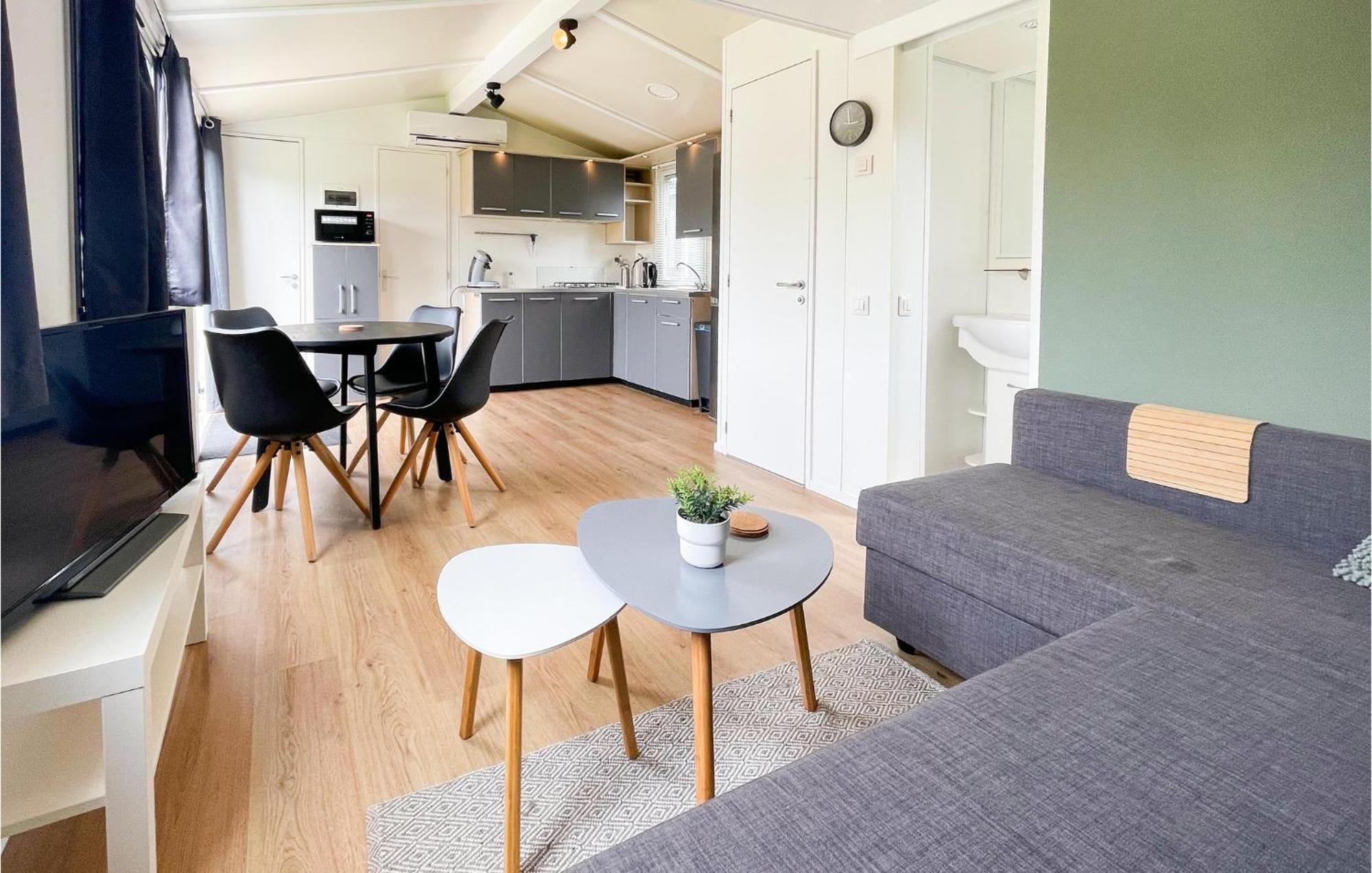 Gorgeous Home In Tzummarum With Wifi Экстерьер фото